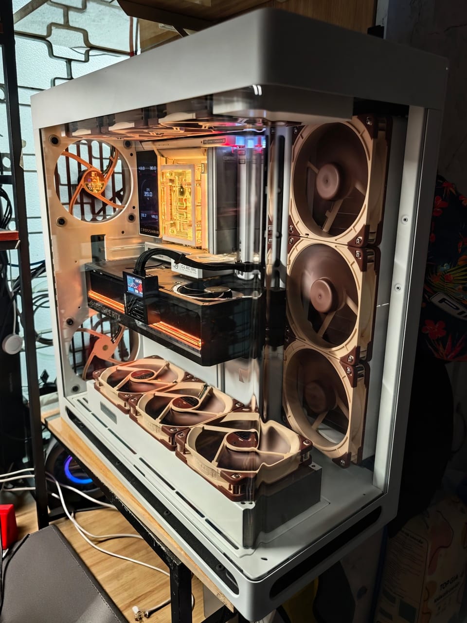Góc máy của Paroda: Dàn PC vỏ trắng kính cong, gắn nhiều quạt Noctua nâu be, card đồ họa GeForce RTX và tản nhiệt nước bên trong.