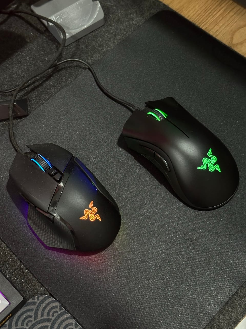Góc máy của Kiet Ho: Hai con chuột gaming Razer đặt trên lót chuột đen.
