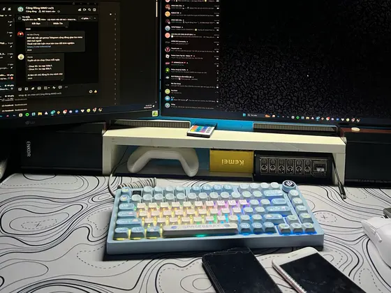 Góc máy của MrCuong: Góc setup đôi màn hình gọn gàng với bàn phím cơ độc đáo.
