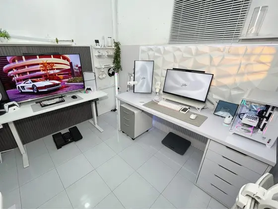 Góc máy của KhoaSetup: Góc setup trắng tối giản với hai bàn, TV lớn chơi console, hai màn hình làm việc, case PC RGB và nhiều phụ kiện gọn gàng.
