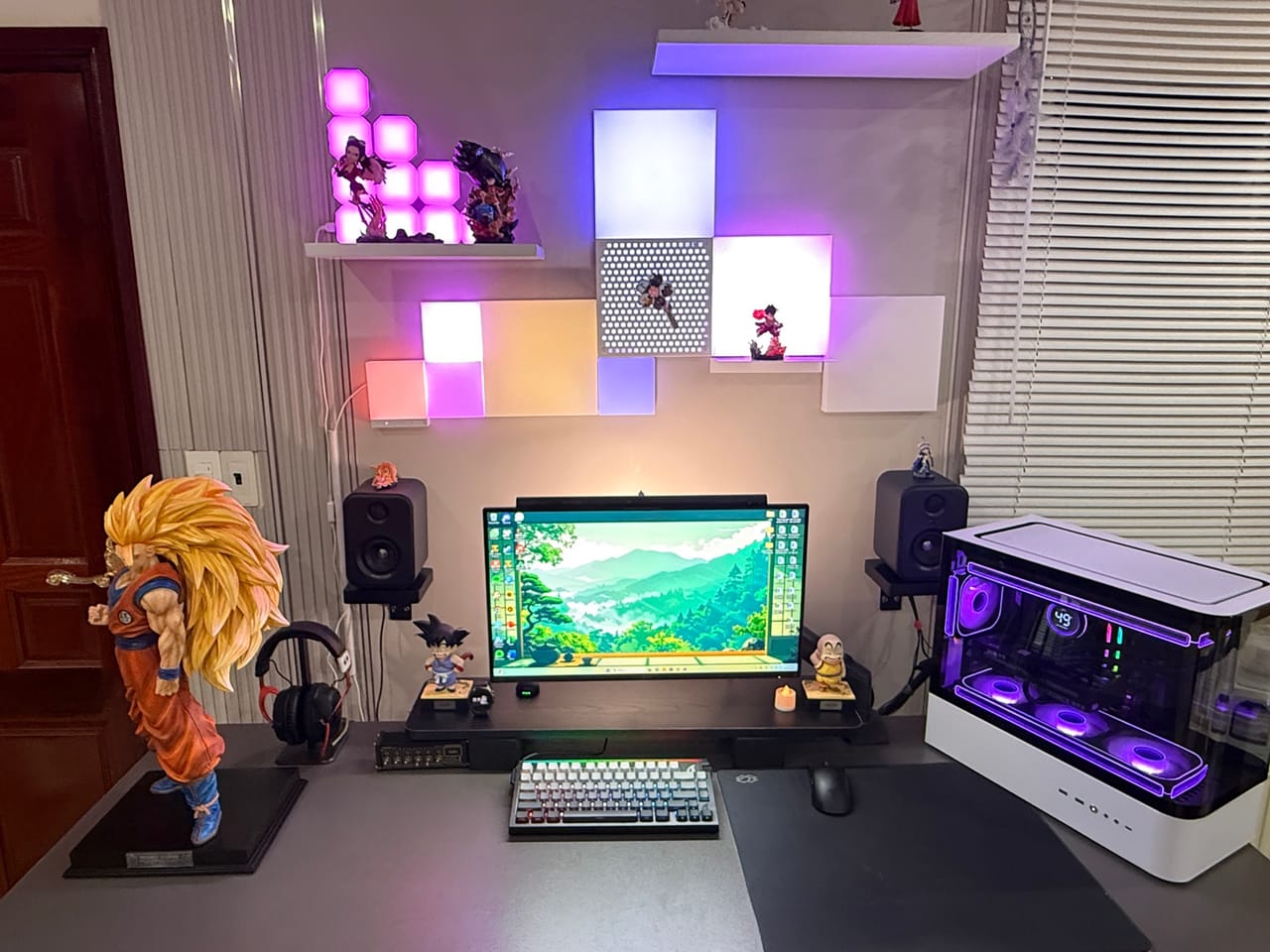 Góc máy của Thưởng: Góc máy trắng tím với đèn ô vuông gắn tường, case PC kính RGB và nhiều figure Dragon Ball nổi bật.