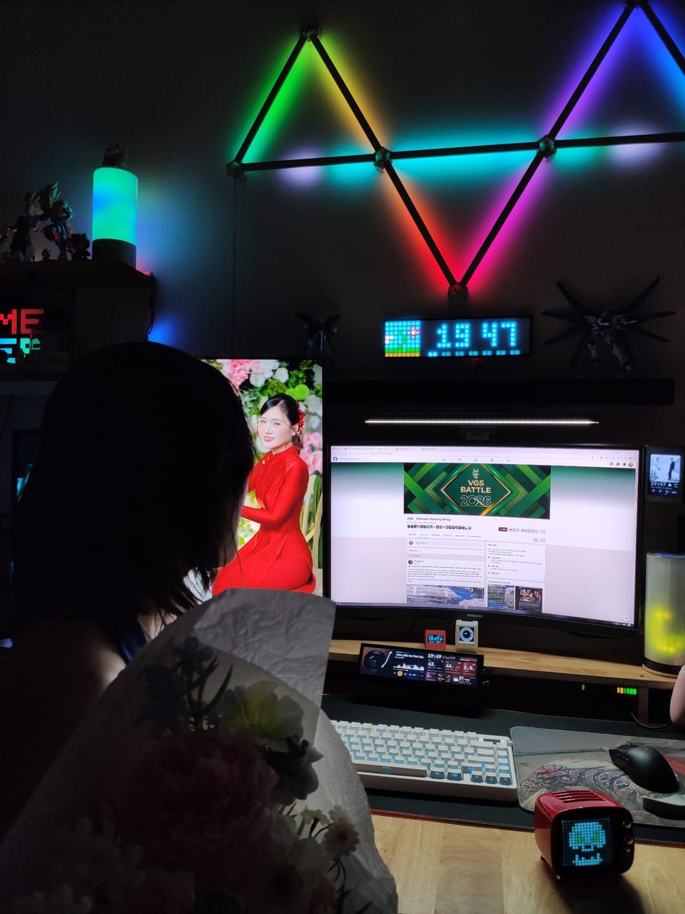 Góc máy của DũngTV: Góc máy tính RGB rực rỡ với đèn Nanoleaf tam giác ấn tượng.