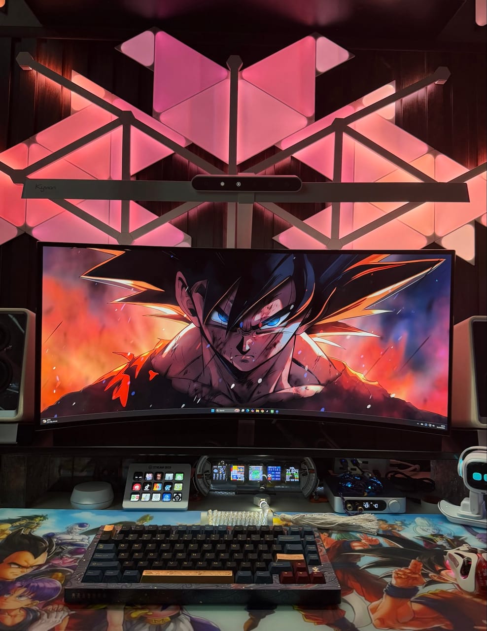 Góc máy của Vũ Võ: Góc setup gaming cực chất với tông màu hồng cam rực rỡ và chủ đề anime.