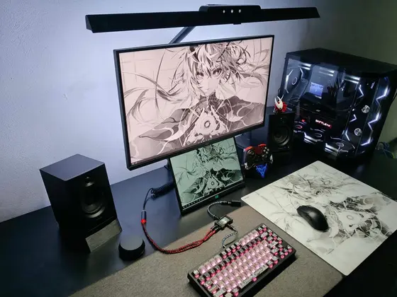 Góc máy của wonyoung: Góc máy tông đen với hình nền anime trắng đen, bàn phím keycap hồng, case kính trong suốt, đèn treo màn hình và hai loa hai bên.