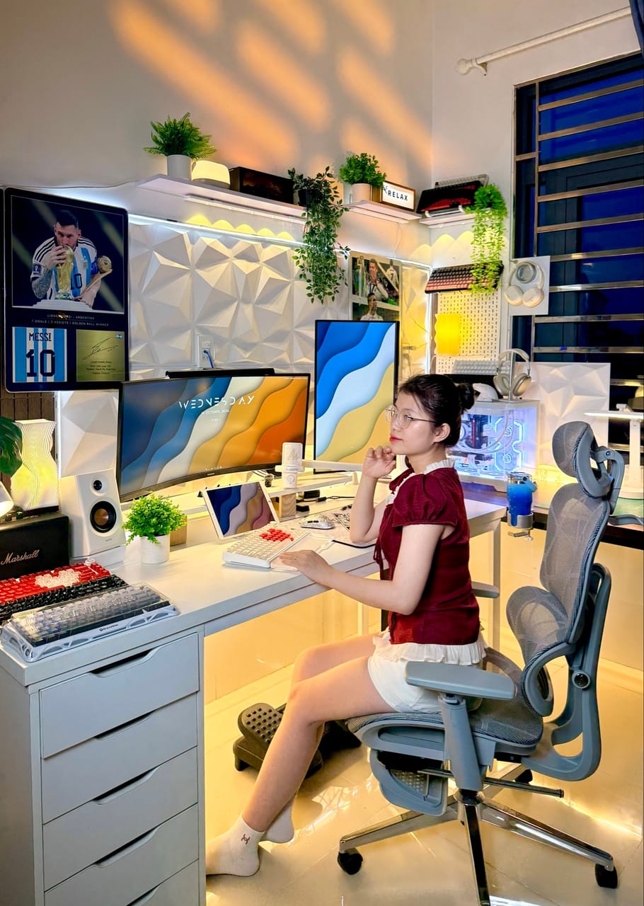 Góc máy của Tuấn Tiền Tỏi 🧄: Góc máy tông trắng ấm áp với màn cong, màn dọc, tường ốp 3D, cây xanh và tranh Messi nổi bật.