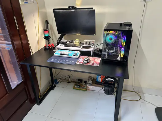 Góc máy của U.S Winter☃️❄️: Góc máy bàn đen gọn gàng, màn hình LG trên arm, case kính RGB, bàn phím trắng xanh và figure trang trí.