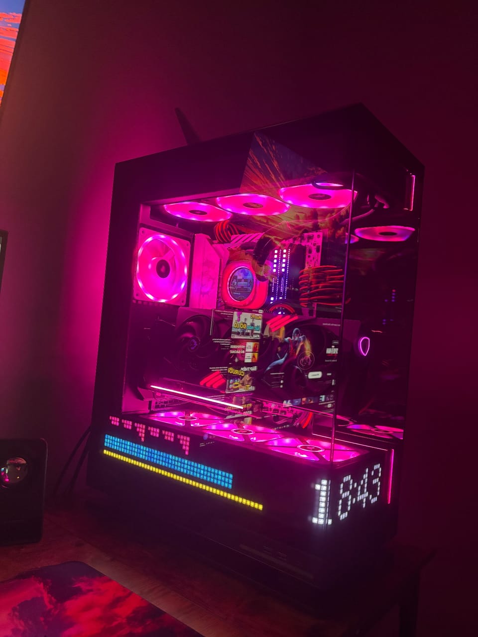 Góc máy của LongQ: Góc máy tính nổi bật với case PC LED hồng rự rỡ và hiển thị thống số.