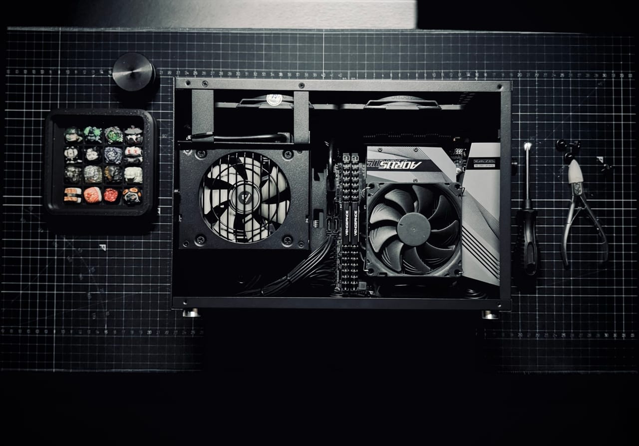 Góc máy của Hiếu ID: Build PC ITX mở nắp với bo mạch AORUS, RAM Vengeance, tản khí trên thảm cắt đen cạnh keycap artisan.