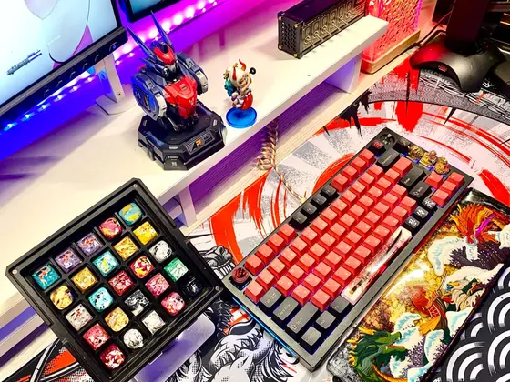 Góc máy của HieuPham Fingers: Góc bàn phím cơ phong cách Nhật với keycap đỏ đen, khay keycap artisan nhiều màu, kê tay resin hình rồng, figure và đèn LED.