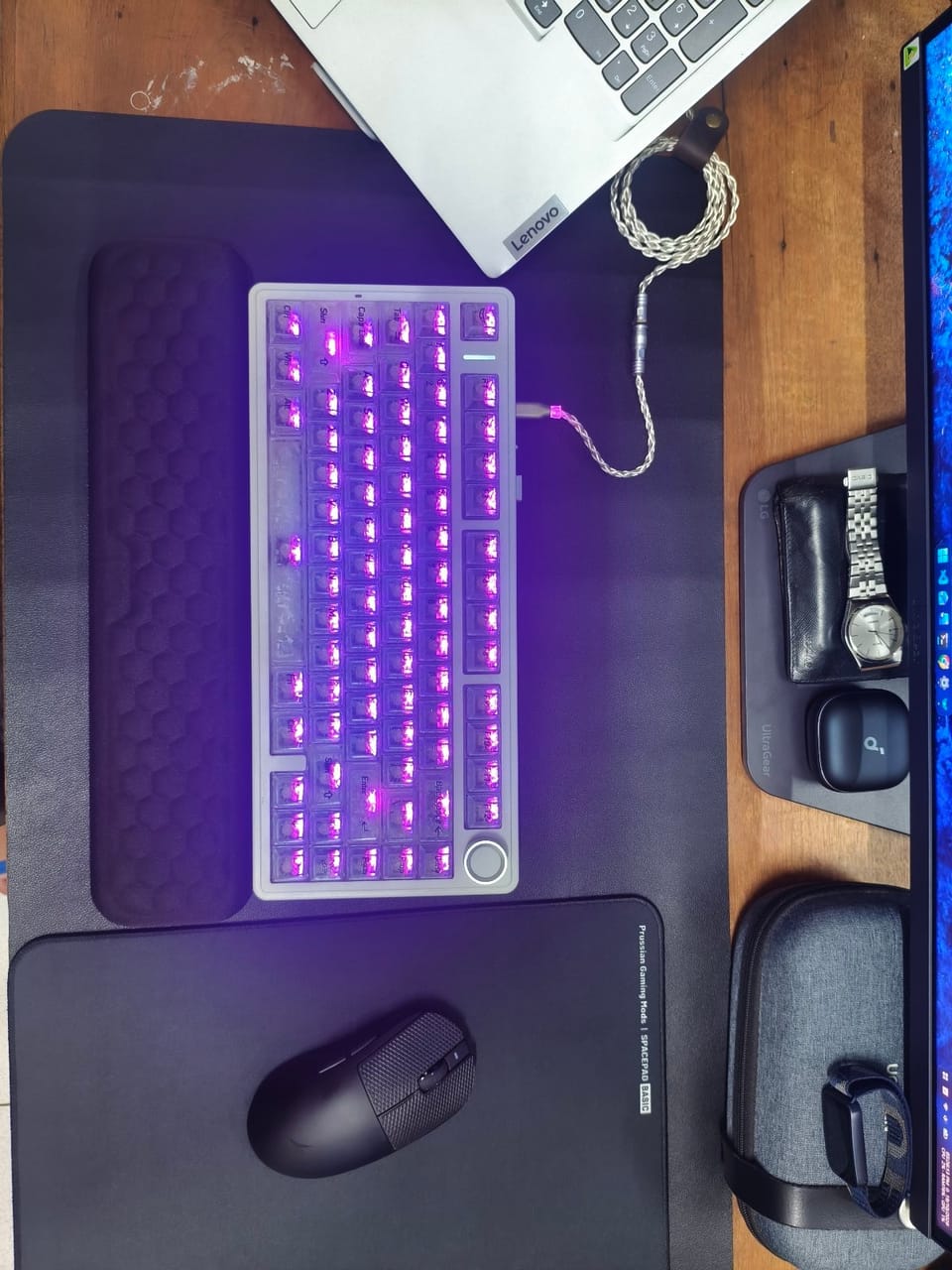 Góc máy của Cris Nam: Góc làm việc gọn gàng với bàn phím cơ led tím và laptop Lenovo.