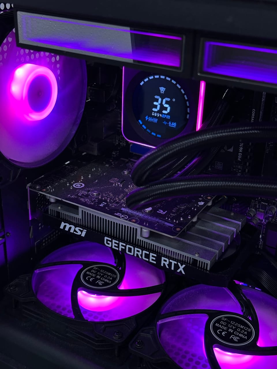 Góc máy của Kiet Ho: Thùng máy tính chơi game với hệ thống tản nhiệt nước và đèn LED RGB màu tím.