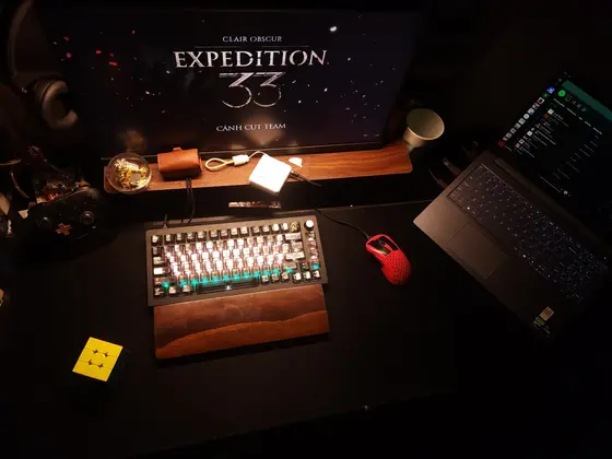 Góc máy của AZSD: Góc máy tông tối ấm cúng, bàn phím keycap trong suốt, kê tay gỗ, chuột đỏ và màn hình chạy Expedition 33.
