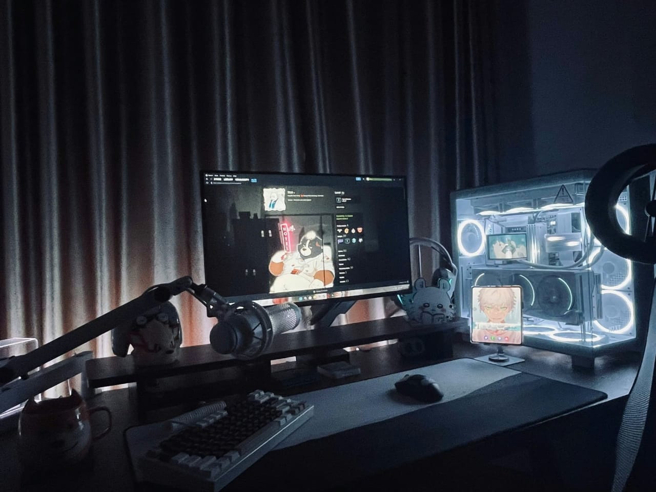 Góc máy của S1zz: Góc setup tối với case trắng kính cường lực LED xanh, màn hình đặt trên kệ, micro arm, bàn phím cơ và thú nhồi bông dễ thương.