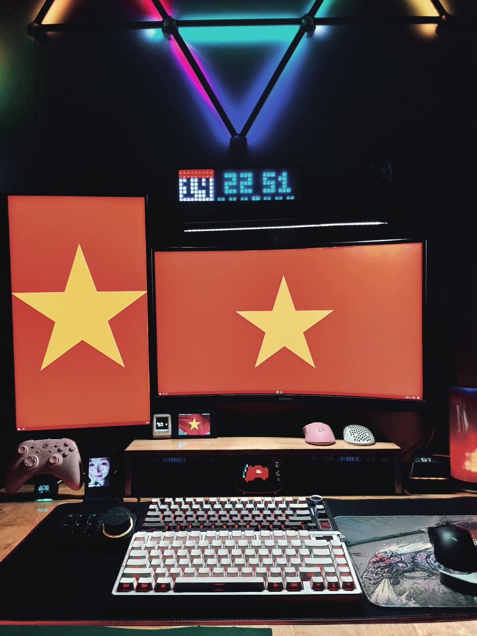 Góc máy của DũngTV: Góc setup máy tính với hai màn hình hiển thị quốc kỳ Việt Nam cực ấn tượng.