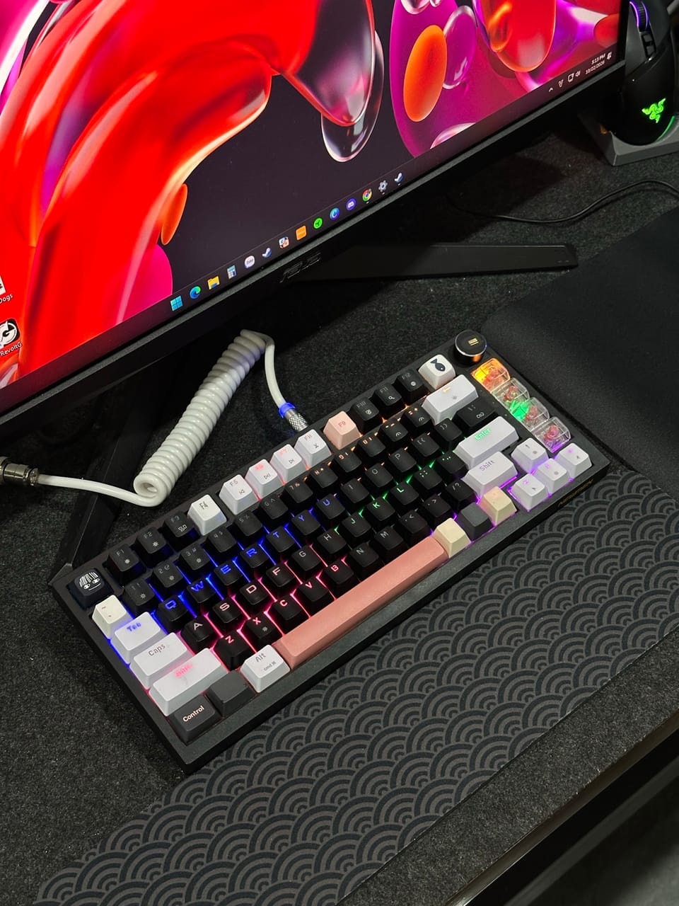 Góc máy của Kiet Ho: Góc setup gọn gàng với bàn phím cơ custom nổi bật và màn hình Asus.