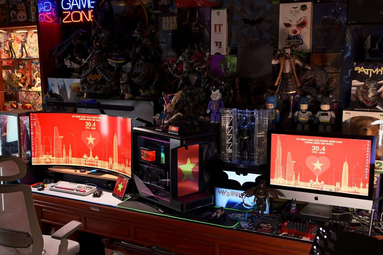 Góc máy của Tùng Dơi: Góc máy chủ đề Batman và Joker, hai màn hình hình nền đỏ sao vàng, case RGB, đèn neon Game Zone và nhiều mô hình.