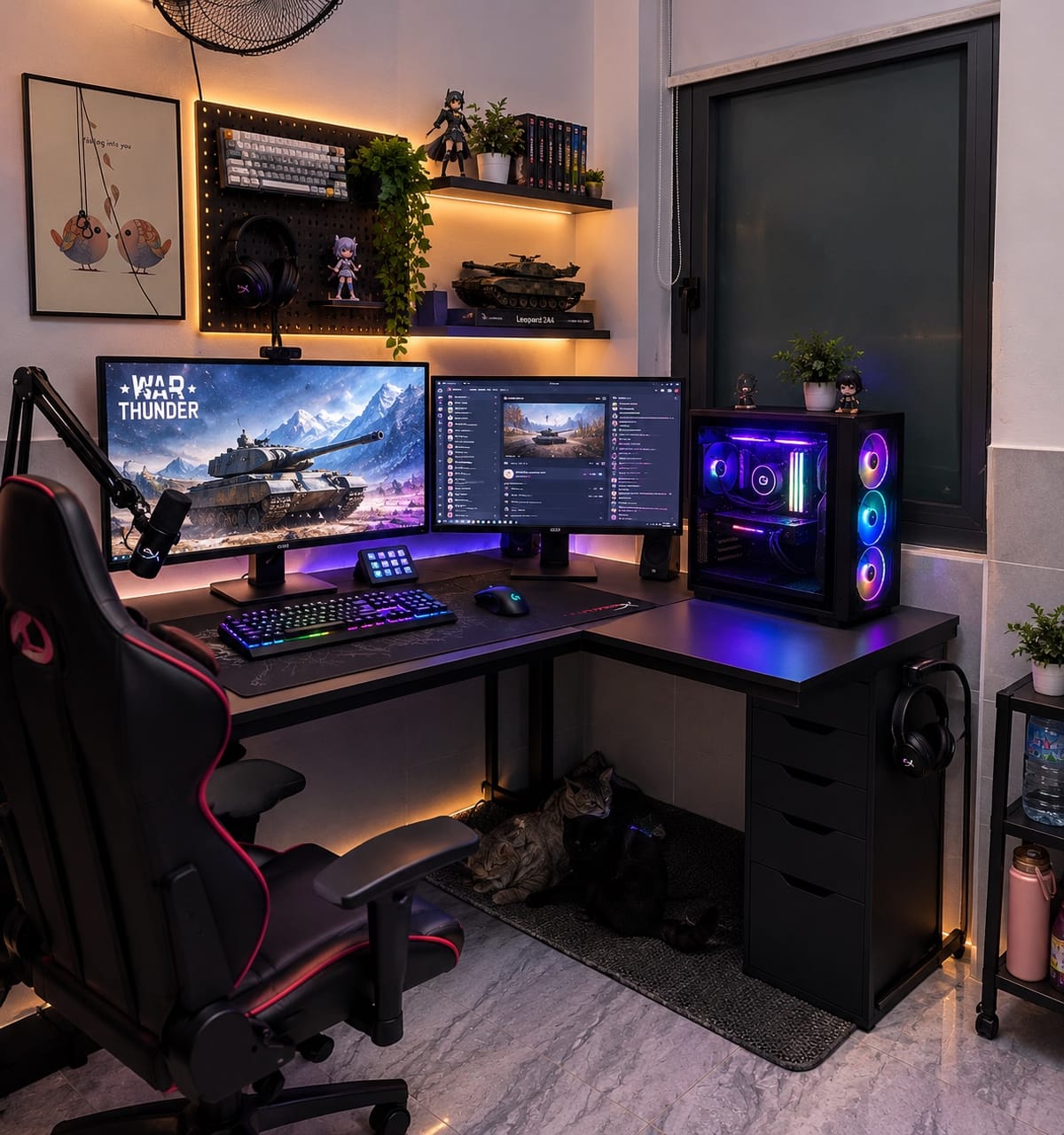 Góc máy của Tài Mai: Góc gaming tone đen RGB ấn tượng với hai màn hình và dàn figure độc đáo.