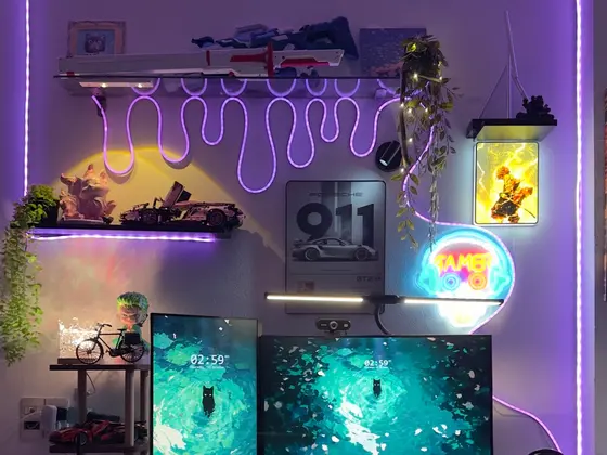 Góc máy của Kaii: Góc máy trắng hai màn hình, LED tím và xanh lá rực rỡ, trang trí mô hình xe, figure anime cùng đèn neon.