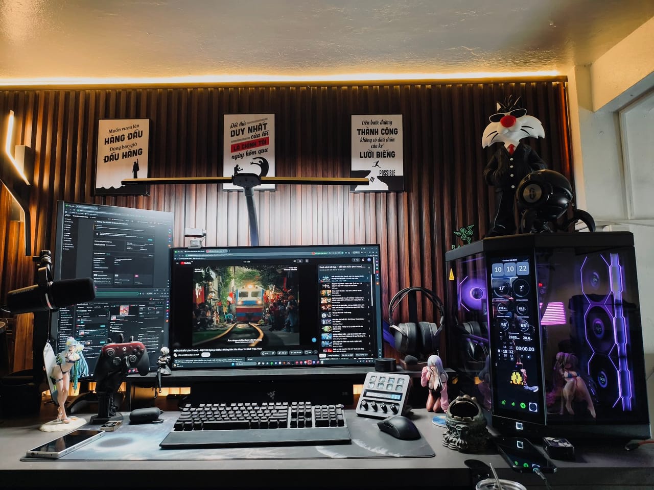 Góc máy của Nguyễn Bảo Anh: Góc setup tối màu với hệ thống đèn LED tím và mô hình anime.