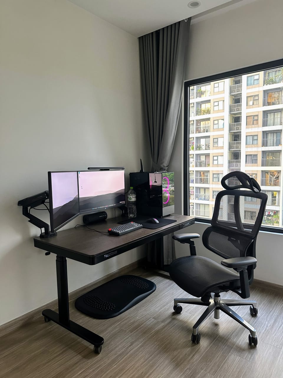Setup góc máy của Halo: Góc làm việc và chơi game tối giản với tông màu đen hiện đại.