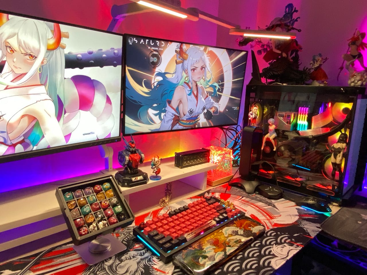 Góc máy của HieuPham Fingers: Góc setup đèn RGB hồng tím với hai màn hình hình nền anime, bàn phím đỏ đen, PC kính trong suốt và nhiều mô hình figure.