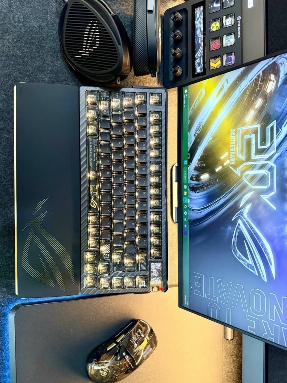 Góc máy của Việt: Góc máy tông đen vàng kỷ niệm 20 năm ROG, có bàn phím trong suốt, chuột, tai nghe, Stream Deck và màn hình.