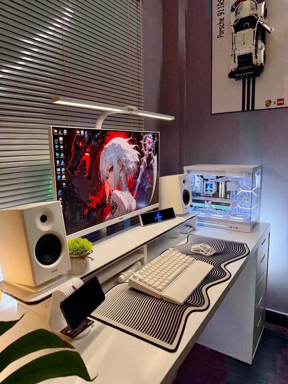 Góc máy của Chef Châu Tống: Góc máy tông trắng gọn gàng với PC kính trong suốt, loa Edifier, lót chuột vân sóng đen trắng và chậu cây xanh nhỏ.