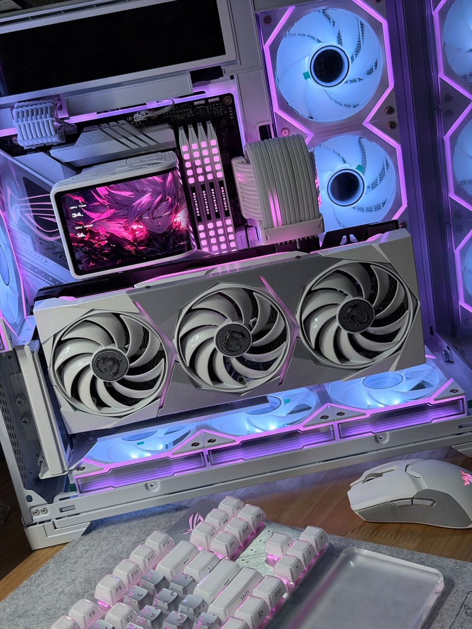 Góc máy của VietHai: Dàn PC full trắng đèn RGB hồng và xanh, card đồ họa MSI nổi bật, bàn phím và chuột trắng đặt phía trước.