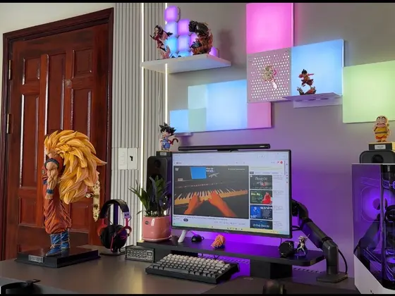 Góc máy của Thưởng: Góc máy RGB tím hồng với đèn panel gắn tường, case kính trong suốt và bộ sưu tập figure Dragon Ball, One Piece.