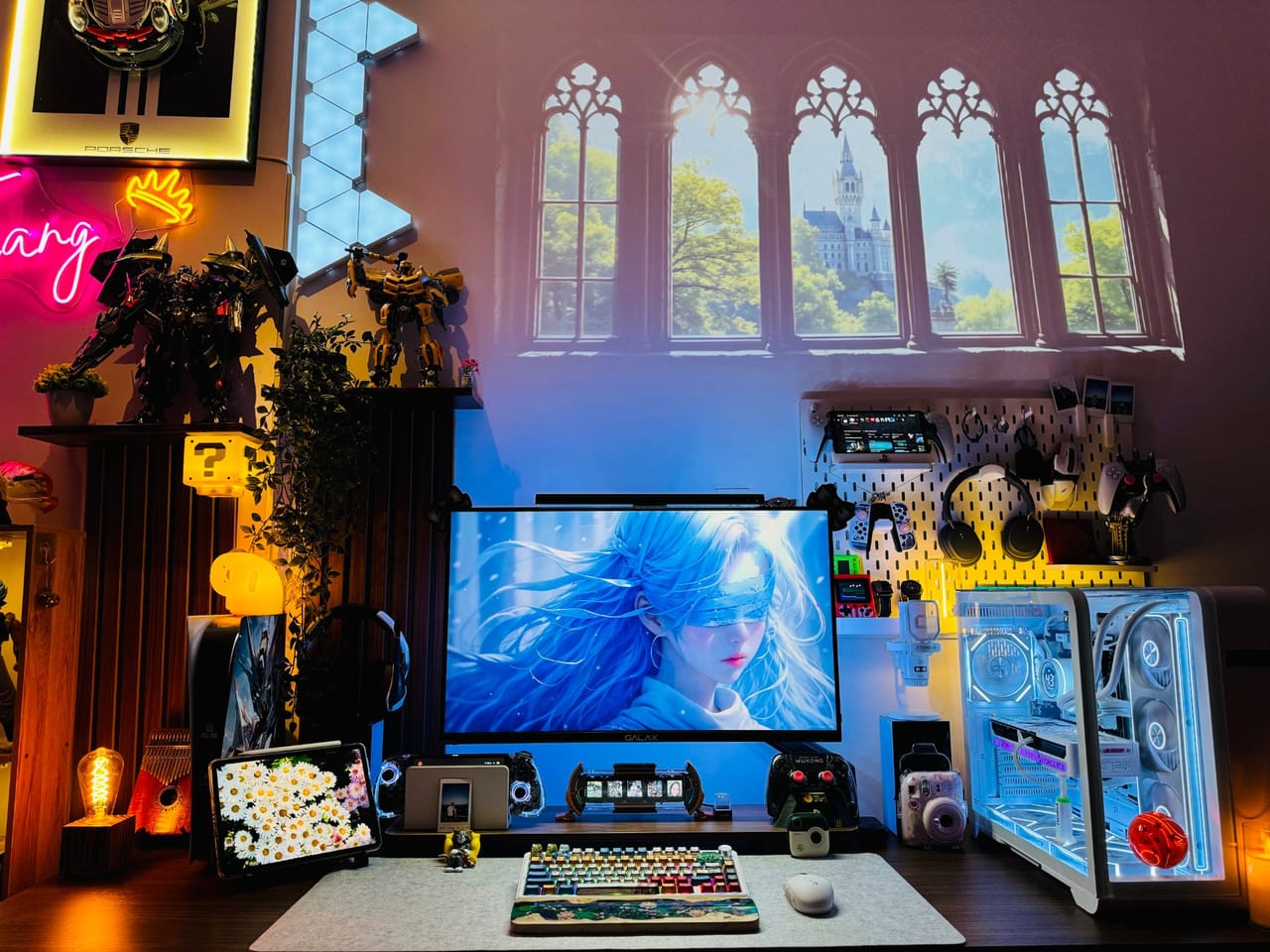 Góc máy của Bư: Góc máy gaming nhiều đèn neon, PC case trắng kính cường lực, mô hình Transformers và hình cửa sổ lâu đài chiếu lên tường.