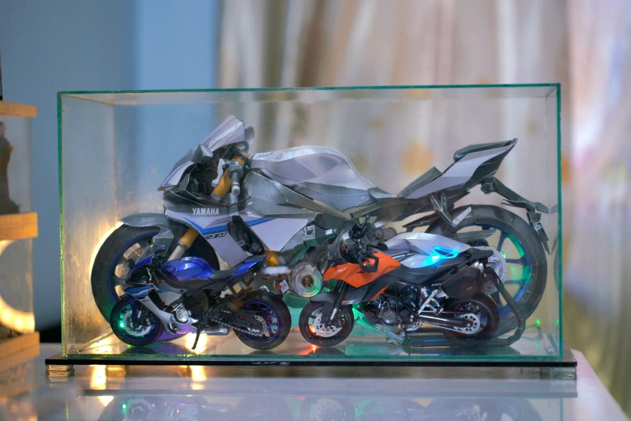 Góc máy của ThanhVinh: Tủ kính trưng bày mô hình mô tô Yamaha R1M bằng giấy cùng hai xe mô hình nhỏ, có đèn LED.