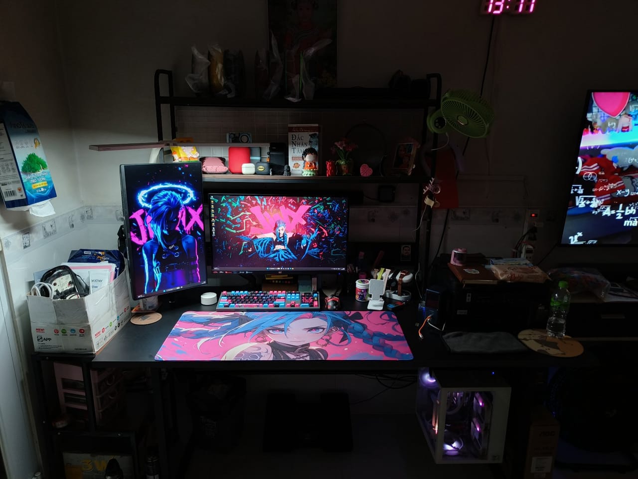 Góc máy của Mr.John: Góc máy tông đen hồng xanh chủ đề Jinx, màn hình dọc, bàn phím keycap hồng xanh và lót chuột anime nổi bật.