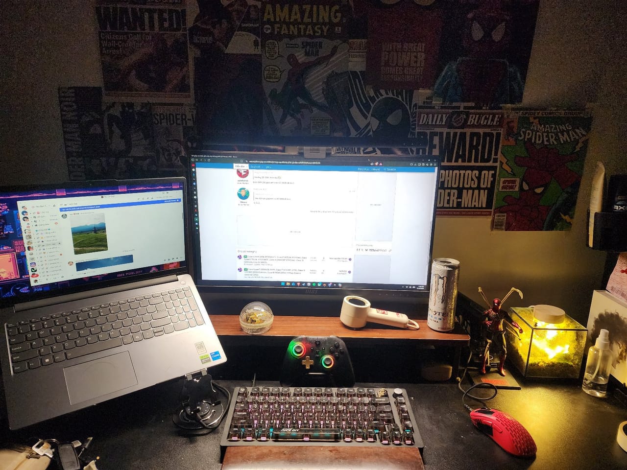 Góc máy của AZSD: Góc máy tối màu với poster Spider-Man phủ tường, màn MSI, laptop phụ, figure Iron Spider và đèn rêu ấm áp.