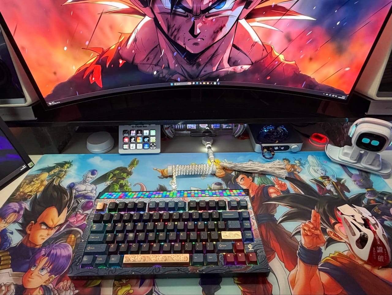 Góc máy của Vũ Võ: Góc máy tính trang trí chủ đề Dragon Ball ấn tượng.