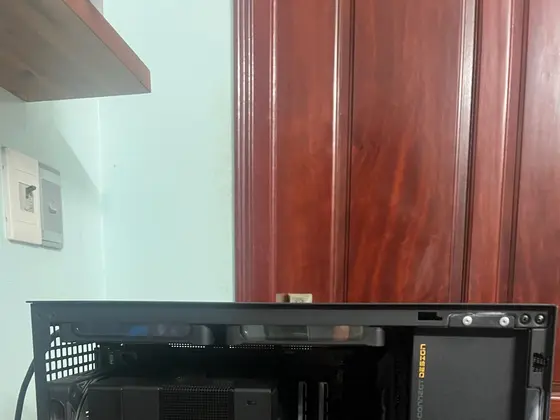 Góc máy của Nero: Case ITX đen nhỏ gọn với card AORUS GeForce RTX, tản DeepCool, đặt trên bàn gỗ.