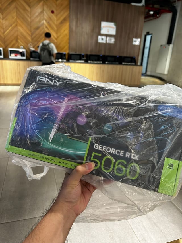 Săn sale con Giga 5060 Windforce xong vừa unbox ra thấy nó còi cọc nhìn chán quá. Thế là đổi luôn sang con này 3 fan dù brandname con này thua Giga

Bù thêm 350k cho sự to nạc và mát hơn tẹo