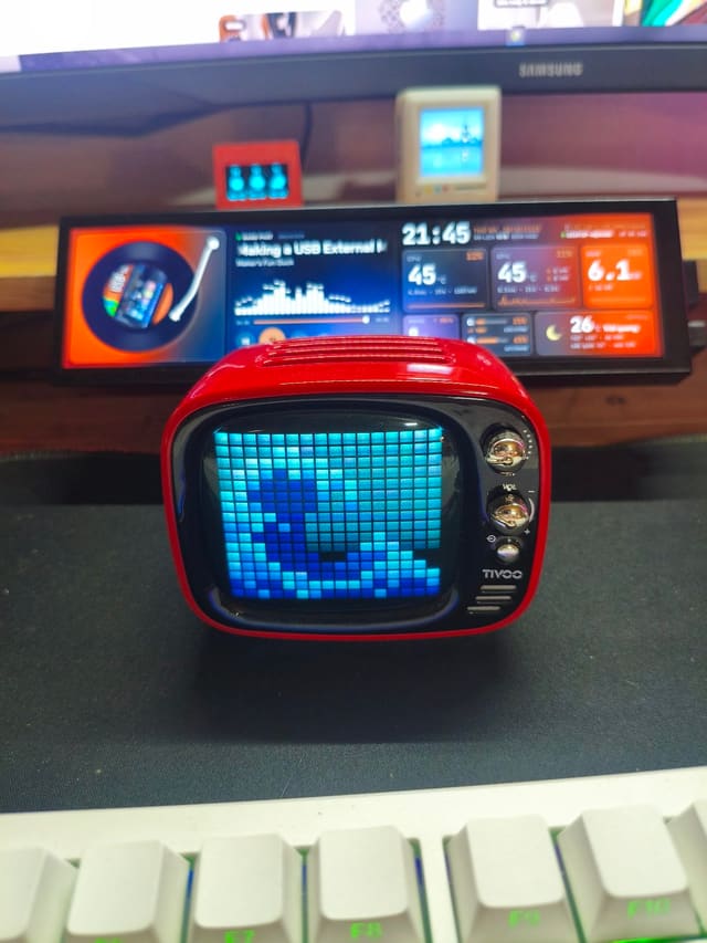 Có ae nào thích kiểu matrix pixel không nhỉ. Món đồ này là loa ditoo mình mua hơn 5 năm rồi vẫn sáng rõ ràng. Pin còn tạm. Hồi đó chưa có nhiều bản như bây giờ