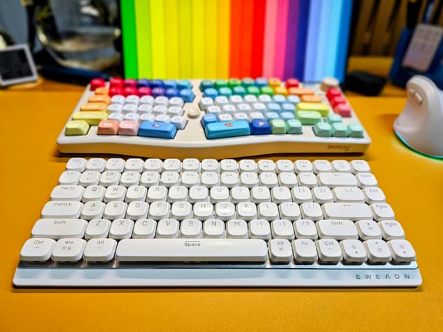 Con bàn phím low profile cũ. 

Mới móc e nó ra để xem xem như thế nào, ko biết đủ để tham gia giải Gõ phím ko đây!!!

Mà giờ quen quen con kia rồi ^^! Gõ lại thử con này toàn chạm chữ.....