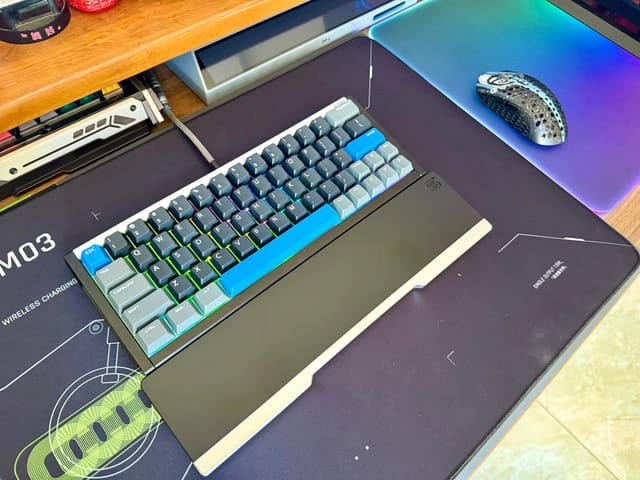 Iqunix ZE63 HE. Không ngờ phím HE mà gõ ngon thế! Ae có chơi thì nên đổi hết sang sw Gateron Jade pro nhé. Gõ ổn áp hơn Sw star trail. Phím gọn nhẹ, đẹp, gõ rất ổn nữa chứ!