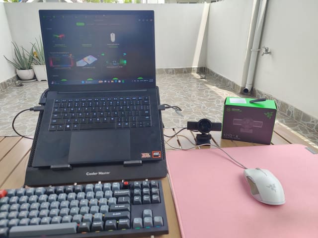 Dù hiệu năng và trọng lượng đã out meta nhưng mà form con Razer Lancehead này cầm vẫn thích phết, và LED Chroma trên con này vẫn rất đẹp khi mà hầu hết chuột gaming hiện nay đã cắt bỏ LED để đánh đổi lấy trọng lượng nhẹ hơn - nhân một buổi trưa mang toàn bộ đồ Razer lên sân thượng chill chill