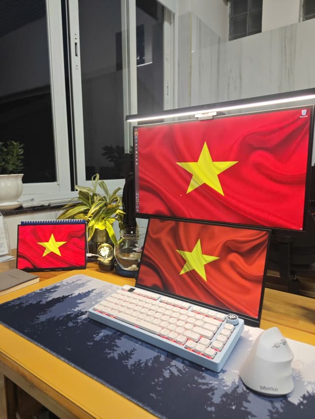 Bộ máy dùng hàng ngày, ảnh chụp từ đợt event 30/4 - mà ko tham gia ^^! Nay mới đăng,
- Màn trước thì 4 cái (mà đáp đi 1), nay còn 3, khoảng 4củ2.
- Case từ năm 2022, ko nhớ rõ bn, chắc tầm khoảng 16.
- Phím chuột 1 củ nữa.
Tổng kg 20m cho 1 bộ máy dùng vẫn ổn tới giờ,
Trộm vía trộm vía, :D