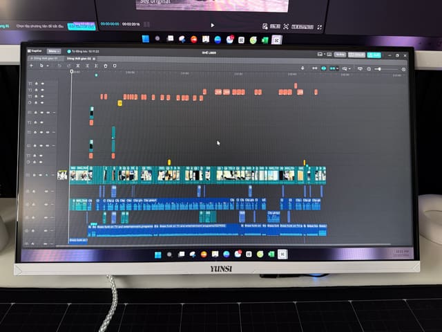 Con màn 22” em mới lấy, em dùng trong việc edit video. Để nguyên cái timeline xuống khá tiện các bác ạ. Giá chỉ ~1tr, giải quyết đc vấn đề phải nheo măt khi edit. Bên trên em dùng con màn 32” 2k. Em thấy rất ưng khi setup ntn để edit video, mọi thứ đều to 🫢