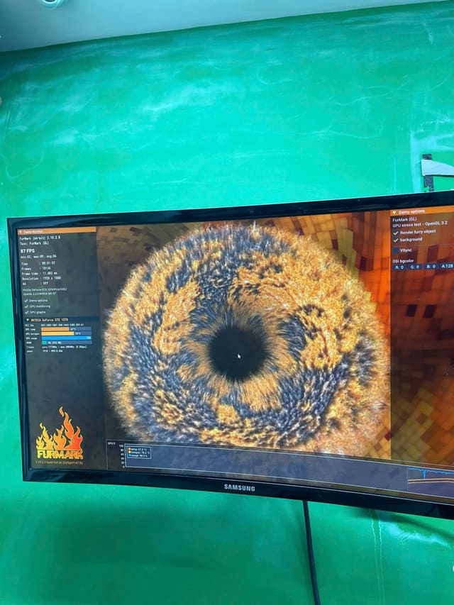 Trước và sau khi vệ sinh em gái gần 9 năm tuổi. Vẫn dùng ngon lành khi chơi game, up lên dàn mới nên cho cu em họ luôn