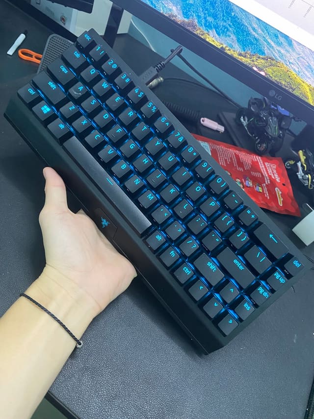 Razer blackwidow mini v3 hyperspeed mua 2nd. Con bàn phím đánh dấu lần đầu nhảy hố chơi do ko tìm hiểu kỹ :))) 2 năm thay 3 lần switch hên là vẫn dùng ổn