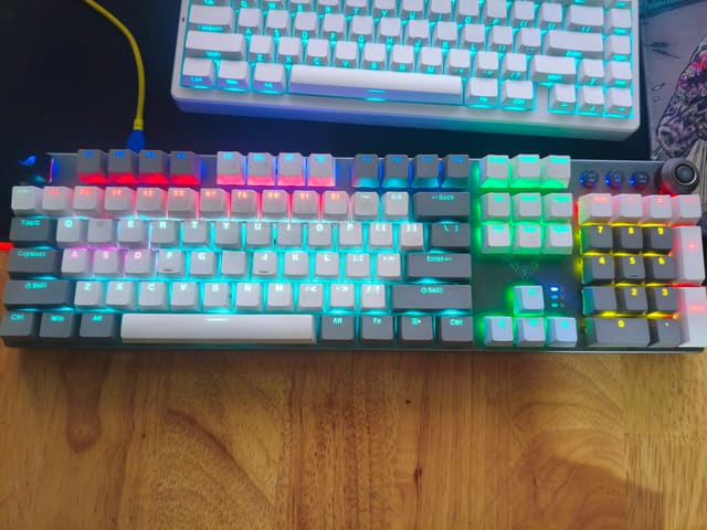Góc bàn phím cơ rực rỡ ánh sáng RGB.
