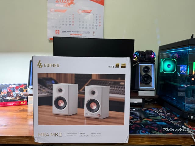 Hộp loa kiểm âm Edifier MR4 MKII mới mua đặt trên bàn gỗ, bên cạnh case PC kính cường lực LED RGB và màn hình.