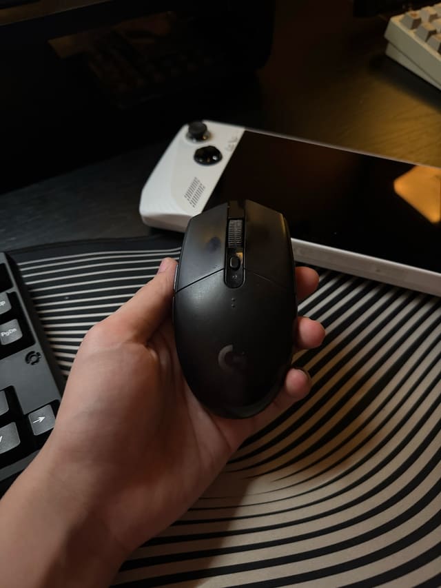 Chuột Logitech G304, món đồ đã quá lâu và có rất kỉ niệm thời sinh viên, nhớ đang dùng mà hết pin là phải tháo điều khiển ra để thay vào dùng tạm😂