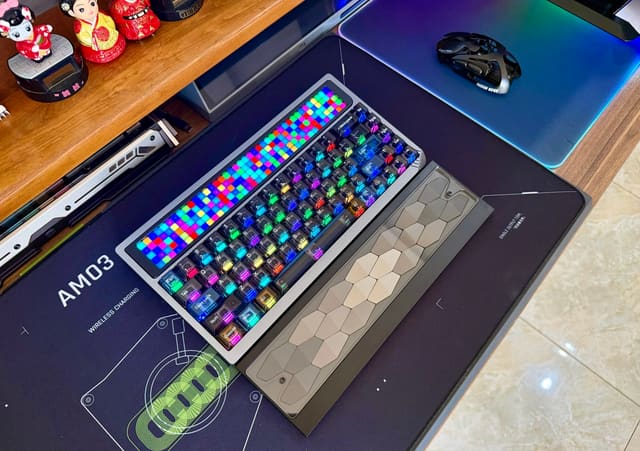 Dường như sinh ra là dành cho nhau vậy? Quá hợp! He he. Kê tay Lelelab Dragon Scale Wrist Rest 65! Giá 3 củ khoai. Nhưng rất xứng đáng! 🥰